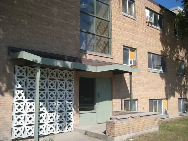 506 Balmoral - 1 BR available NOW!