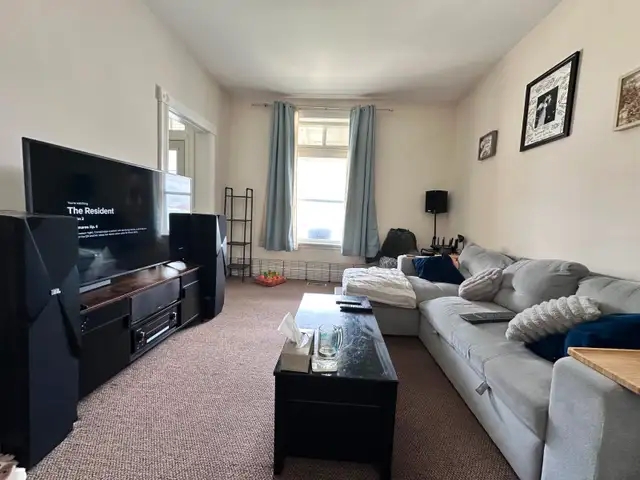 Spacious   Centrally Located 3 Bed Home Close To Everything! - Photo 2