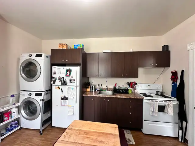 Spacious   Centrally Located 3 Bed Home Close To Everything! - Photo 3