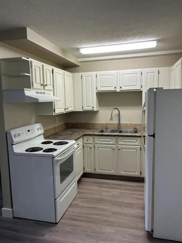 2-BEDROOM COZY • QUIET • PET-FRIENDLY