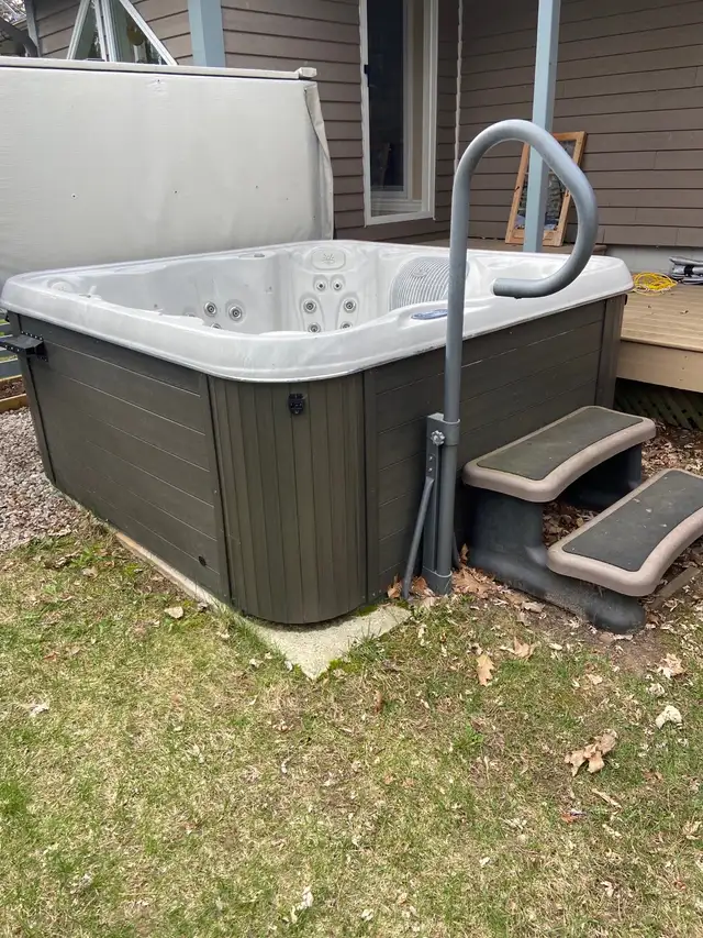 Hydropool Hot Tub - Photo 2