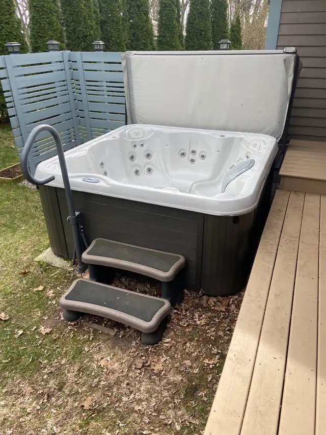 Hydropool Hot Tub - Photo 3