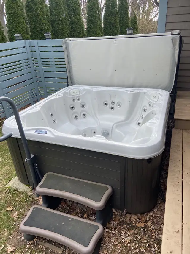 Hydropool Hot Tub - Photo 5