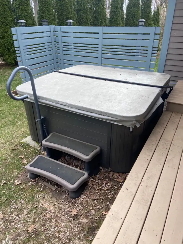 Hydropool Hot Tub - Photo 6