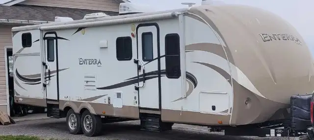 2012 Cruiser Rv Enterra 303BHS model