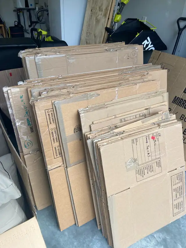 Moving boxes and paper - Photo 2