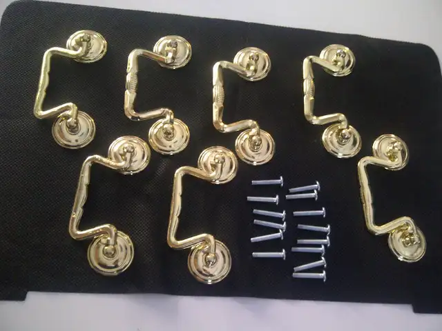 7 POIGNÉES NEUVES MOBILES EN LAITO ET 3' ENTRE LES VIS: $15.00