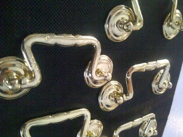 7 POIGNÉES NEUVES MOBILES EN LAITO ET 3' ENTRE LES VIS: $15.00 - Photo 2