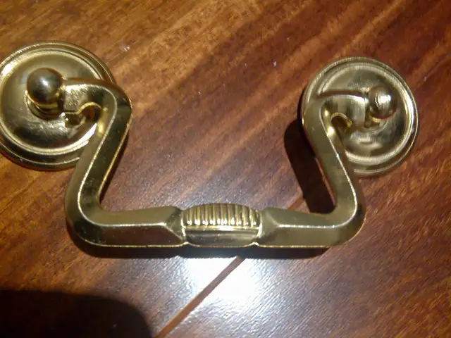 7 POIGNÉES NEUVES MOBILES EN LAITO ET 3' ENTRE LES VIS: $15.00 - Photo 3