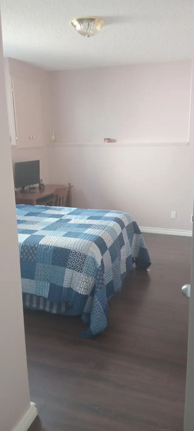 Basement Suite | Access to High End Kitchen | All Inclusive - Photo 3