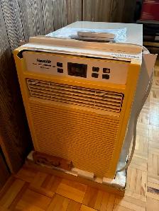 Unité d'air climatisée pour fenêtre en bonne condition.