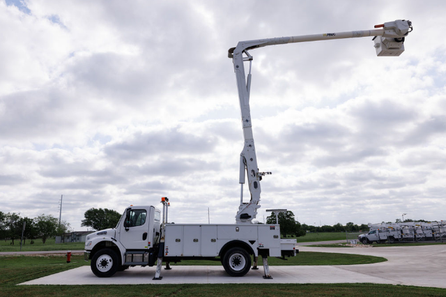 2018 Freightliner M2 Altec AA55E-MH Bucket Truck - Photo 3