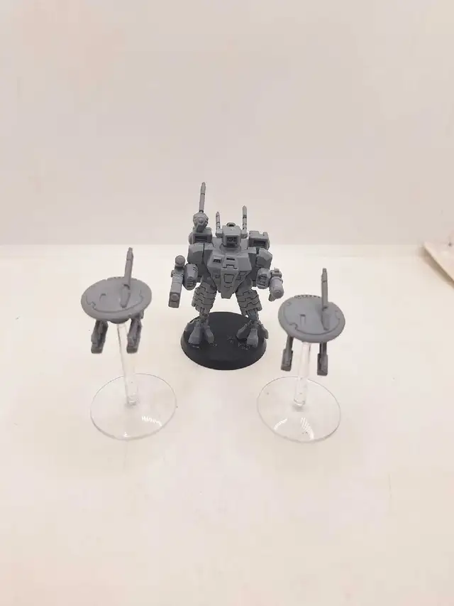 Warhammer 40k Tau Single OOP crisis suit /w drones unpainted