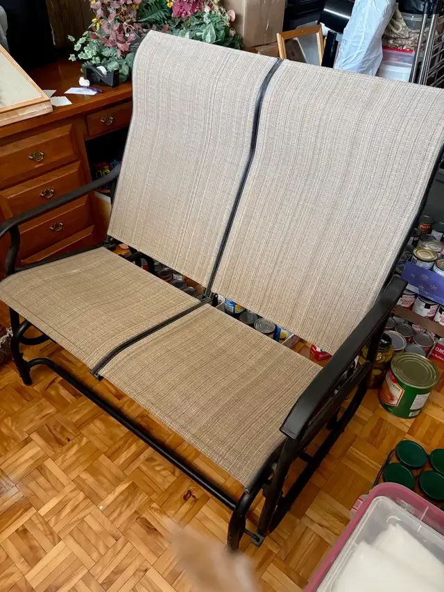 Belle causeuse balançoire pour patio.