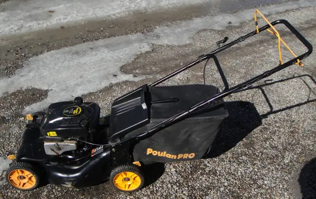 POULAN PRO SELF PROPELLED GAS LAWN MOWER