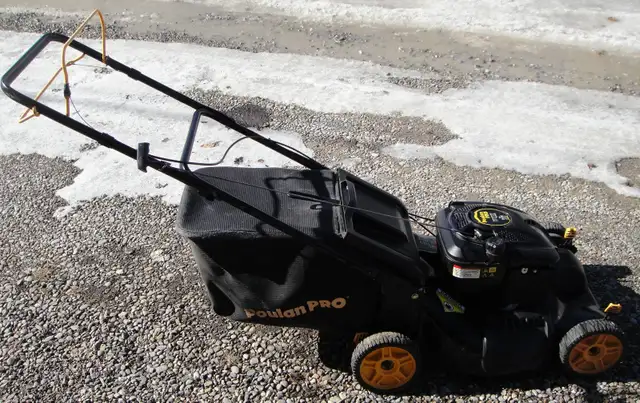 POULAN PRO SELF PROPELLED GAS LAWN MOWER - Photo 2