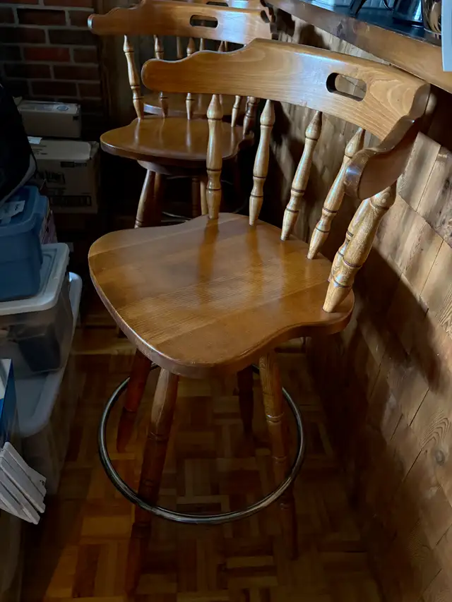 Trois Chaises haute de bar en bois.