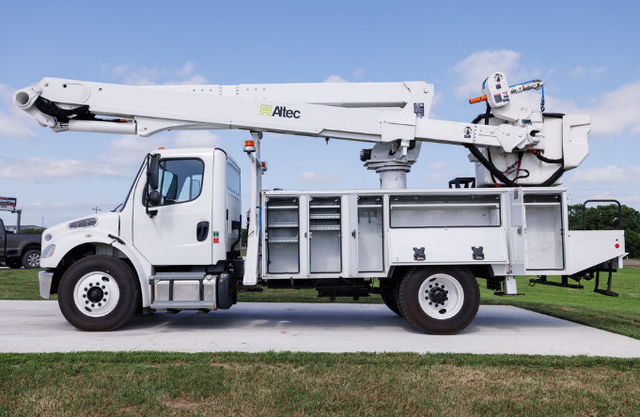 2016 Freightliner M2-106 Altec TA60 Bucket Truck - Photo 3