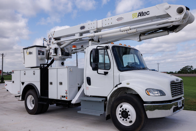 2016 Freightliner M2-106 Altec TA60 Bucket Truck - Photo 4