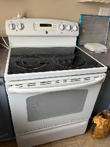 Belle cuisinière de marque GE avec four auto-nettoyant.