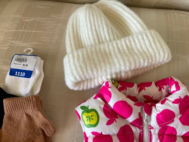 Lovely Girls’ winter  gloves, hat, and cute puffer vest - Photo 3