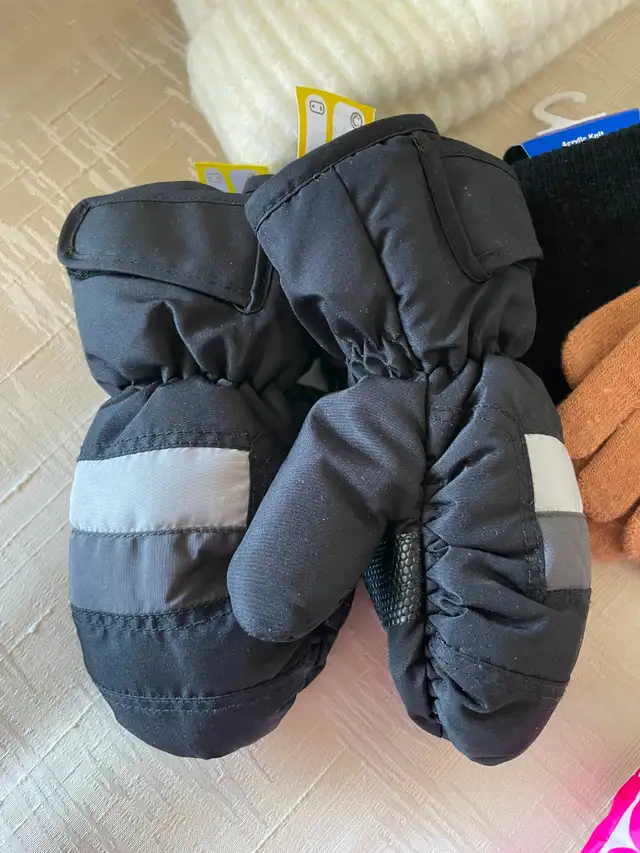 Lovely Girls’ winter  gloves, hat, and cute puffer vest - Photo 4