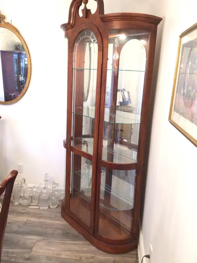 Curio Cabinet - Photo 2