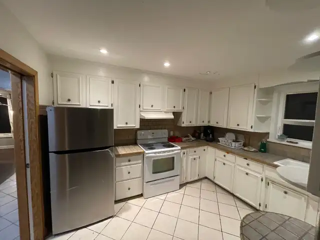 Private furnished room for rent in Oshawa - Photo 4