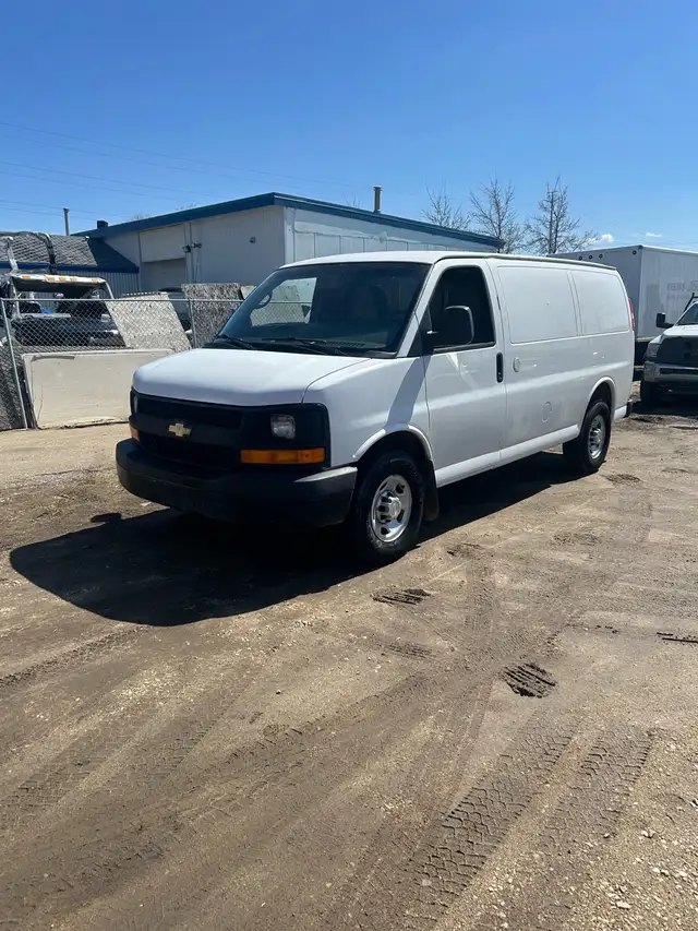2014 Chevrolet Express Cargo Van - Photo 4