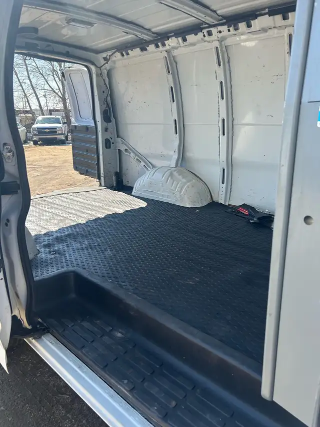 2014 Chevrolet Express Cargo Van - Photo 7