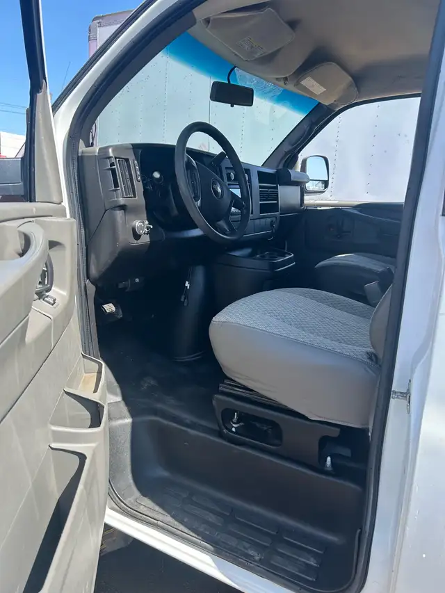 2014 Chevrolet Express Cargo Van - Photo 8