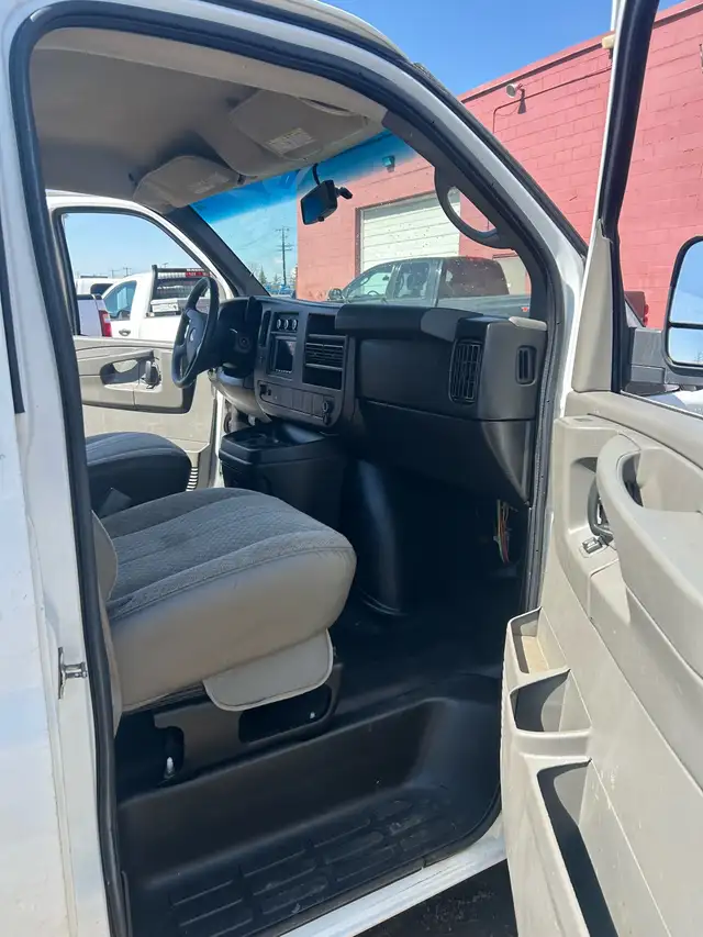 2014 Chevrolet Express Cargo Van - Photo 9