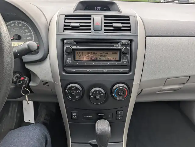 2013 Toyota Corolla Well Maintained - Photo 14