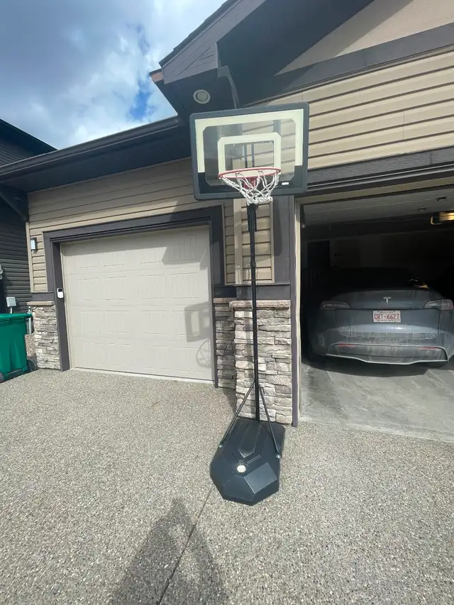Basketball hoop in good condition