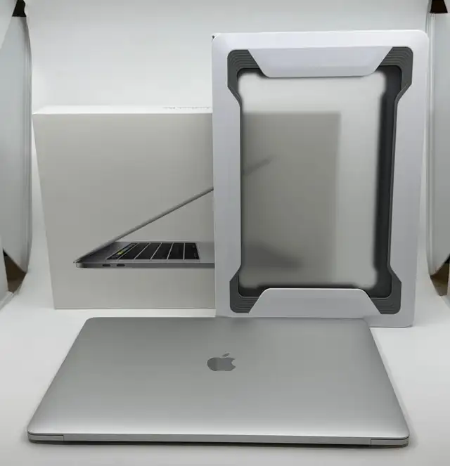 Apple MacBook Pro 15" 2016 Touch Bar i7 16GB RAM 256GB SSD $579