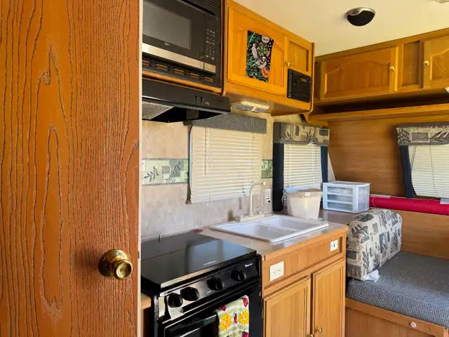 RV Camper Trailer - Photo 6