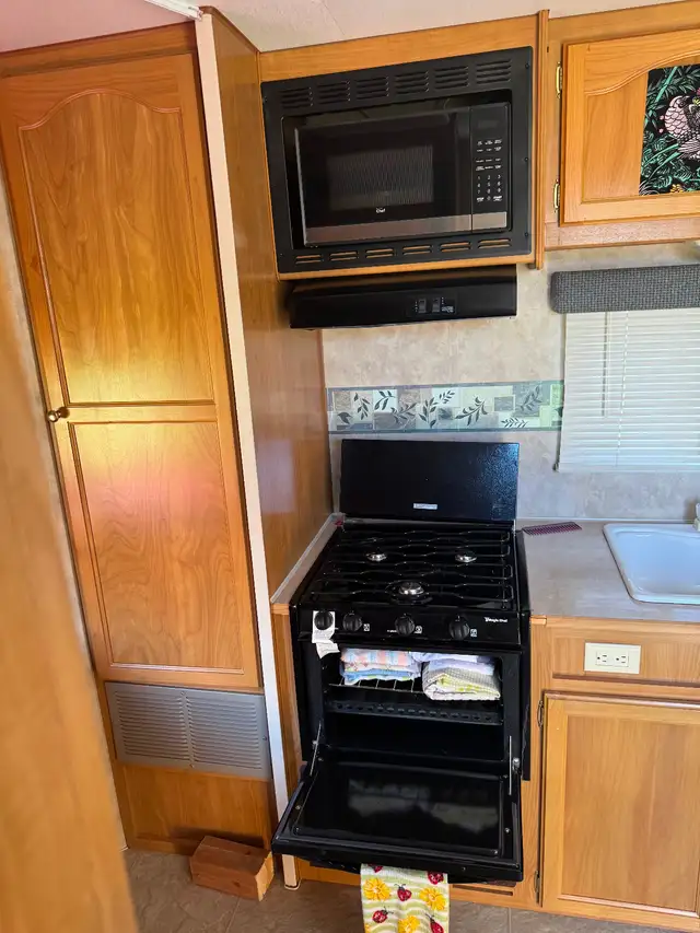 RV Camper Trailer - Photo 8
