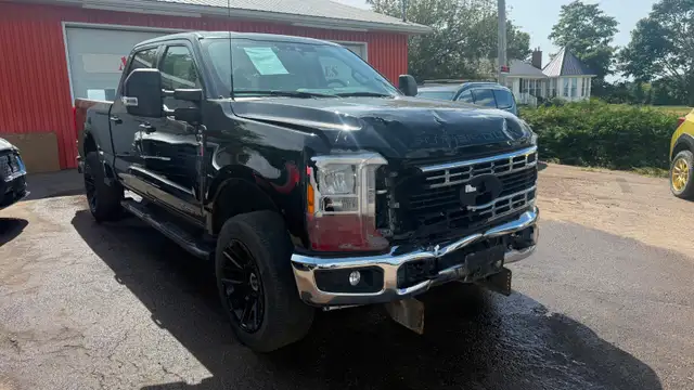 2023 Ford F250 Crew Cab DIESEL 4x4 - Photo 3