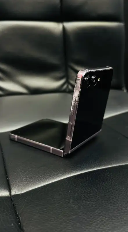 512 GB Samsung Galaxy Z Flip 4 Brand new Sealed on Sale - Photo 5