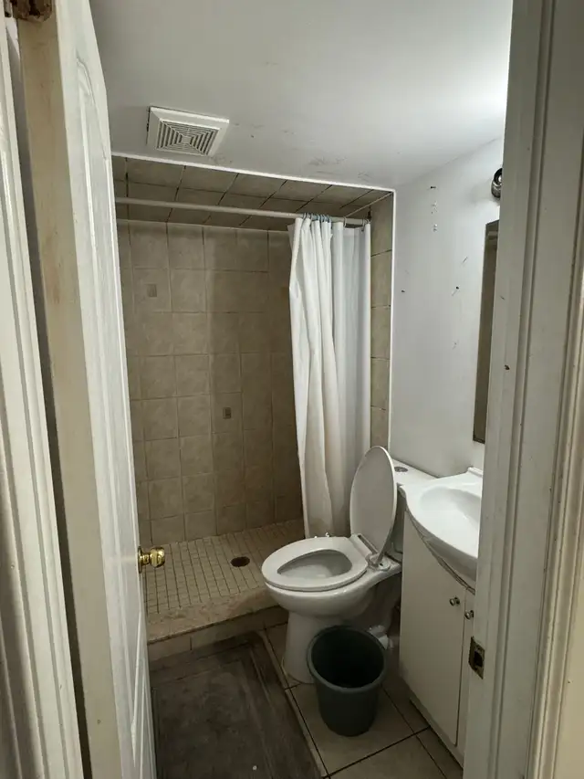 Room For Rent In Two Bedroom Legal Basemet - Photo 6