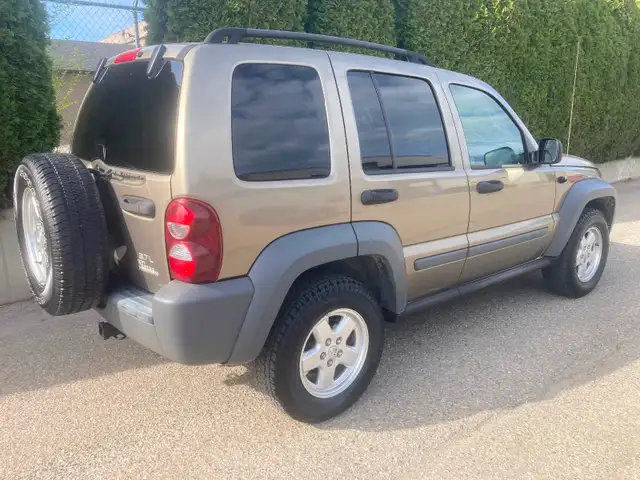 2005 Jeep Liberty 4X4 - Photo 3