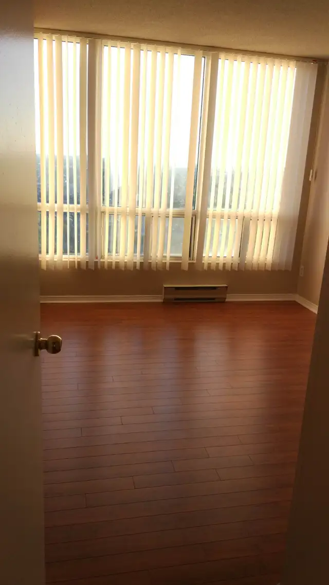 For Rent 2 Bedrooms & Solarium near GO station - Photo 3