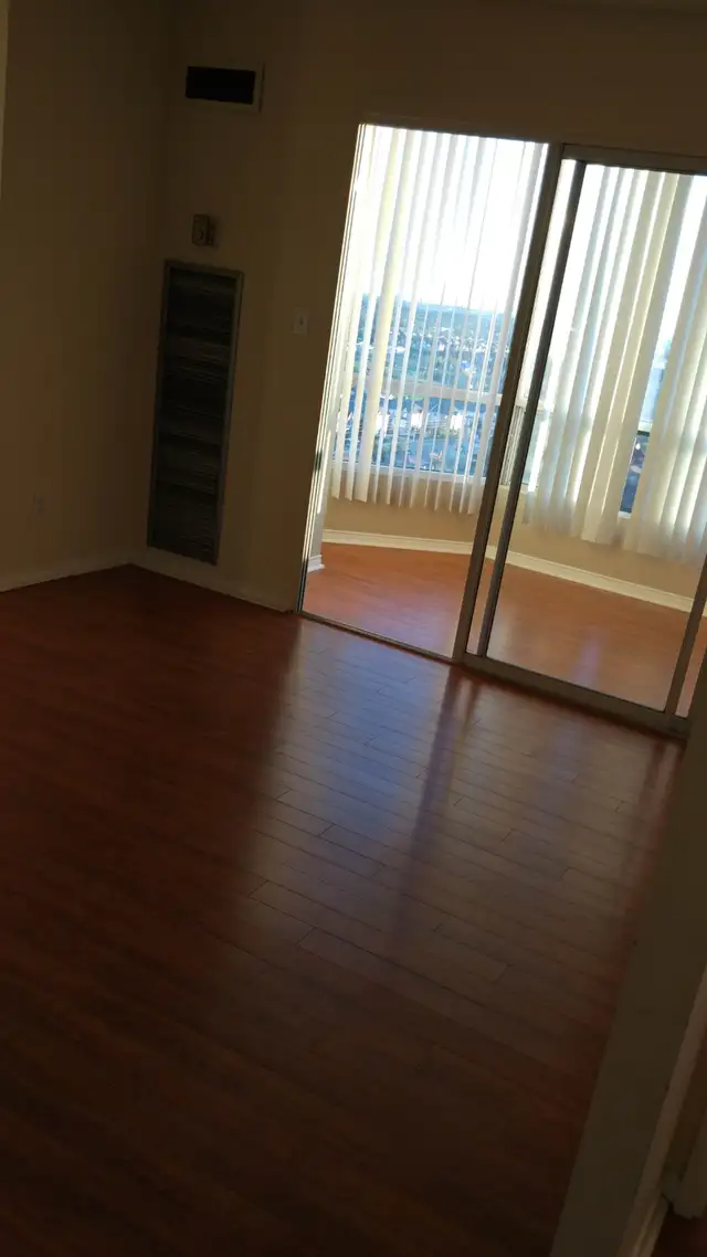 For Rent 2 Bedrooms & Solarium near GO station - Photo 4