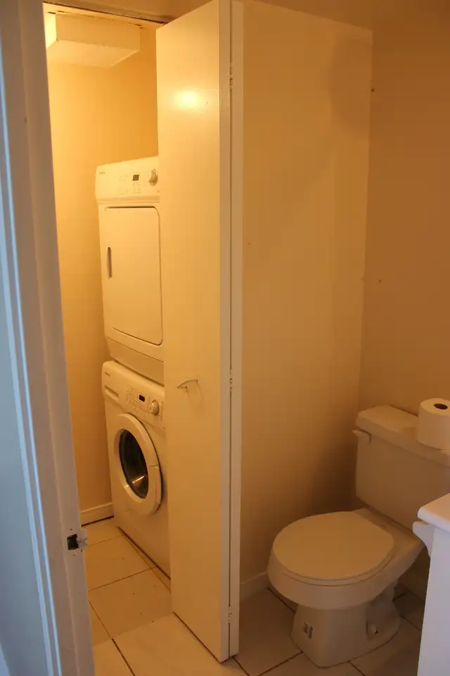 For Rent 2 Bedrooms & Solarium near GO station - Photo 7