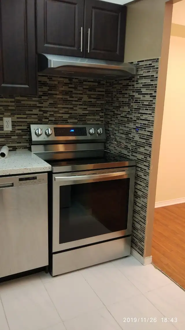 For Rent 2 Bedrooms & Solarium near GO station - Photo 9