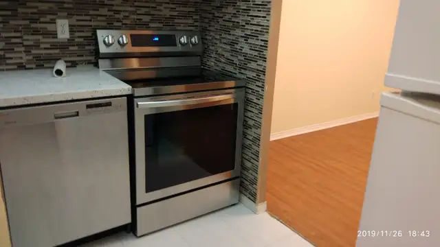 For Rent 2 Bedrooms & Solarium near GO station - Photo 11