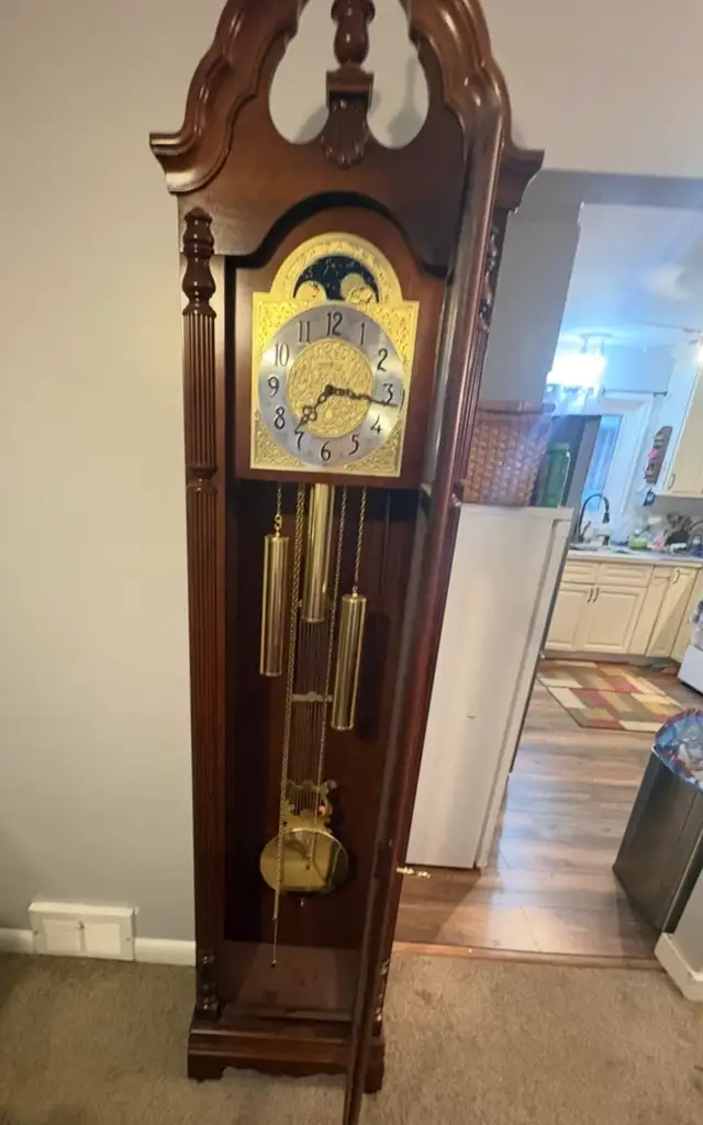 Free delivery used Howard Miller 'Jonathan' Grandfather Clock - Photo 2