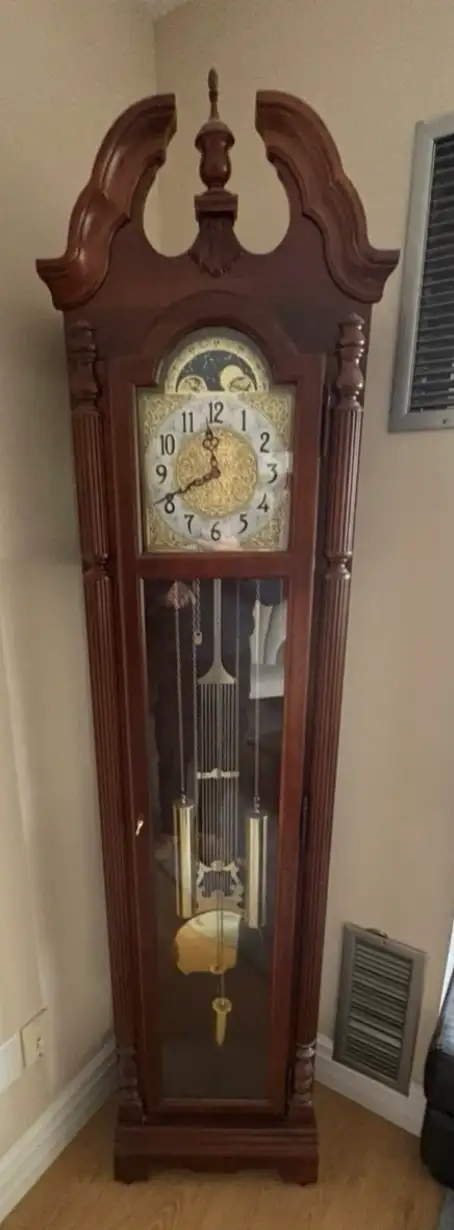 Free delivery used Howard Miller 'Jonathan' Grandfather Clock - Photo 3