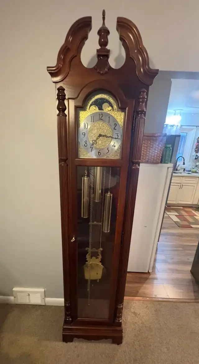 Free delivery used Howard Miller 'Jonathan' Grandfather Clock - Photo 8