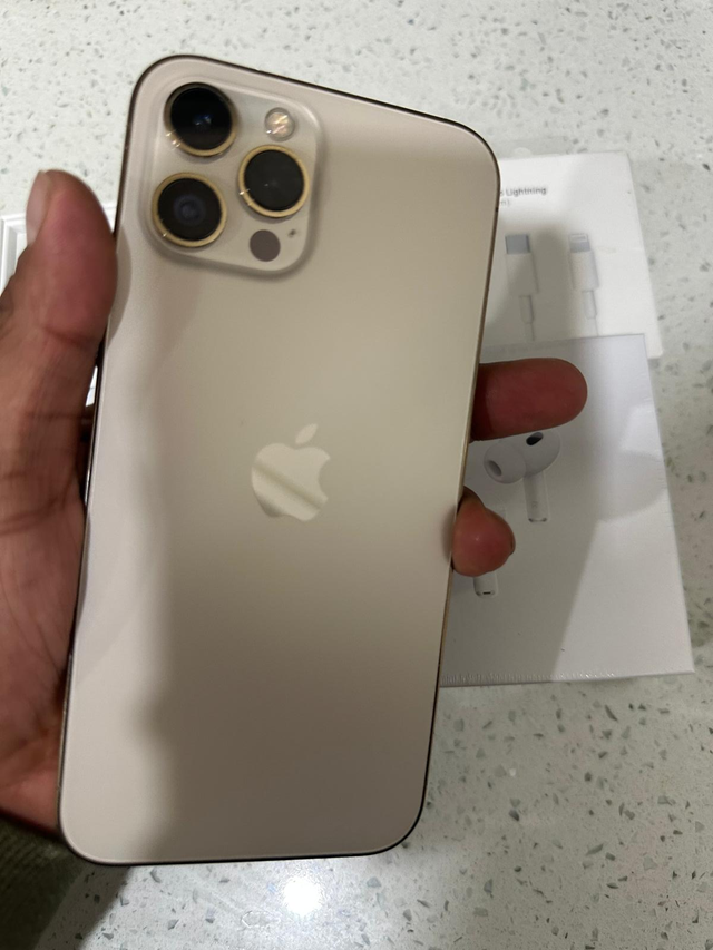 iPhone 12 Pro max 128GB Airpods Pkg/Delivery - Photo 2